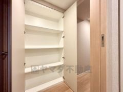 廊下には棚付きの収納スペースを確保＾＾