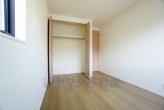 木目調のシンプルデザインで落ち着きと安らぎの空間に仕上げています。収納が完備されているので、お荷物が増えても安心の設計です。