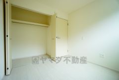 暖かい日差しが差し込む洋室。たっぷり収納できるクローゼット付きでお部屋の中をすっきりと快適に保てます。