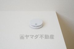 火災発生をいち早く知らせてくれる火災報知器は標準装備です。