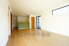 大きな窓のあるリビングは、陽光あふれる明るい空間です。居心地良く、ご家族皆がゆったり寛げる憩いの空間となりそうです。