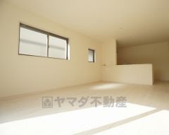 同仕様写真。家族が集まる開放的なリビング。思い思いの時間を過ごしたり、家族みんなで食事をしたり、素敵な団らんの場になりますね＾＾