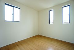 机やベッドを置いても広々とした空間です＾＾子供部屋としての利用もおすすめ。