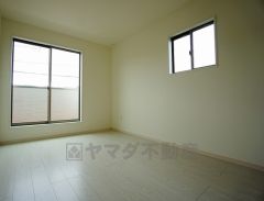 同仕様写真。寛ぎの時間を紡ぎだす主寝室は、大型ベッドを置いても余裕の広さを確保しています。