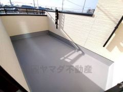 陽当たりの良いバルコニーです。お洗濯やお布団干しはもちろん、日光浴スペースにも。足元は防水工事施工済です。