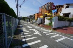 住人以外の車の進入も少なく、小さなお子様を持つご家庭にも安心です。