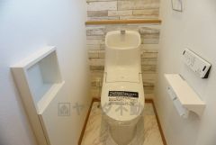 同仕様写真。温水洗浄機付トイレです。節水機能もあるので、安心して使えますね。もちろん、1階2階の2ヶ所にトイレがあるので、忙しい朝にもゆとりができますね。