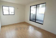 同仕様写真。寛ぎの時間を紡ぎだす主寝室は、大型ベッドを置いても余裕の広さを確保しています。