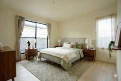 家具はイメージです。主寝室としてお使いいただけそうなこちらのお部屋は、日当たりが良く、爽やかな風を感じて起きる朝は、快適生活の始まりに。