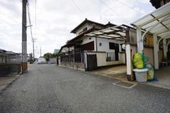 現地（2025年3月7日）撮影。住人以外の車の進入も少なく、小さなお子様を持つご家庭にも安心です。