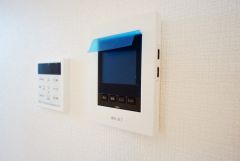 防犯性、セキュリティ対策に安心できるテレビモニター付きインターフォンです。セールスマン対策にもなり安心できます。