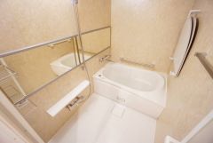バスルームの洗い場の床材は水はけの良い素材を採用。カビが生えにくい設計になっております。