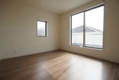 同仕様写真。2面採光を確保した明るい室内は、風通しも良く、大変居心地の良い空間となっております。爽やかな風を感じて起きる朝は、快適生活の始まりに。