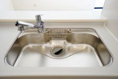 大きなお鍋も楽々洗える幅の広いシンクです＾＾簡単にお掃除もできますよ。洗剤やスポンジもすっきりできる収納付き。