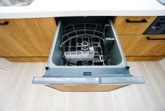 食事の後の手間を解消する食器洗い乾燥機付。冬場の洗い物で手荒れの悩みもなくなります。手洗いよりも節約できて便利。