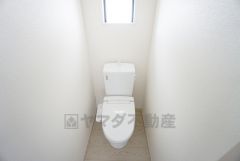 温水洗浄機付トイレです。節水機能もあるので、安心して使えますね。もちろん、1階2階の2ヶ所にトイレがあるので、忙しい朝にもゆとりができますね。