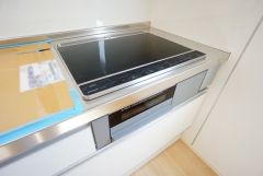 お手入れのしやすいIHクッキングヒーターです。3口コンロなので、効率よくお料理が楽しめます。毎日のお料理も楽しくなりますね＾＾