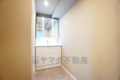 鏡の後ろはたっぷりの収納スペースを確保。歯みがきセットや化粧品などいつでもスッキと片付けることができます。