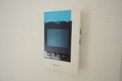 防犯性、セキュリティ対策に安心できるテレビモニター付きインターフォンです。セールスマン対策にもなり安心できます。