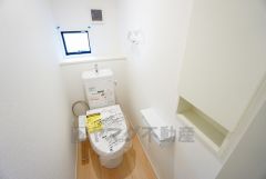 温水、暖房、ウォシュレット付の高機能トイレです。もちろん各階にトイレがあるので、忙しい朝の混雑を避けることが出来ます。