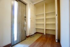 同仕様写真。採光も考えられた明るい玄関です。たっぷり収納できるシューズボックス付きなので、家族全員の靴がきれいに整頓できます。