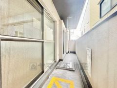 南側に面したバルコニーは日当たり良好です。お洗濯物も気持ちよく干せそうです。日光浴をしたり、星を眺めたりも良いですね^^