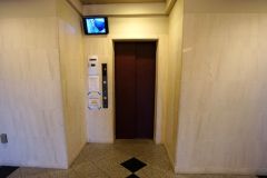エレベーターホールには外部からの映像がチェックできる防犯カメラモニターが設置されています。防犯対策バッチリです。