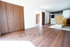 リビングは広々とした設計で、家族が集い、寛ぐ暮らしの空間を演出しています。思い思いの時間を過ごしたり、家族みんなで食事をしたり、素敵な団らんの場になりますね。