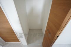 同仕様写真。2階の廊下にも収納を確保。各居室に入りきれなかった荷物や、2階で使用する日用品のストック置き場に便利です。