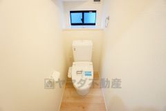 温水洗浄機付トイレです。節水機能もあるので、安心して使えますね。もちろん、1階2階の2ヶ所にトイレがあるので、忙しい朝にもゆとりができますね。