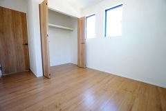 住む人のこだわりを活かす洋室。日当たりがよく、寝室としての利用もおすすめ。広めのクローゼットには荷物をすっきり片付けられ、ゆとりのある暮らしが出来ます＾＾