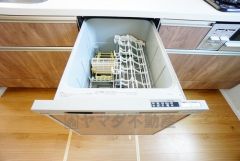 食事の後の手間を解消する食器洗い乾燥機付。冬場の洗い物で手荒れの悩みもなくなります。手洗いよりも節約できて便利。