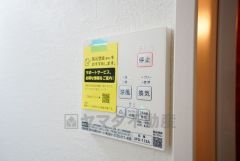 雨の日の洗濯も安心できる浴室暖房乾燥機付き浴室。リモコンで操作もボタン1つで簡単。