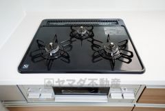 同時にたくさんの料理が調理できる3口コンロ。長時間熱を通しておきたい煮込み料理を作りながら、炒め物など同時進行で進められます。