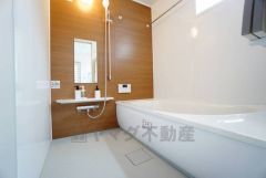 1日の疲れを癒すくつろぎのバスルーム。足を伸ばしてもゆったりと入れるサイズです。お子様と一緒にお風呂に入っても狭くないですね^^