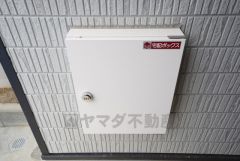同仕様写真。不在時でも荷物が受け取れる宅配ボックス、玄関扉横に設置されています＾＾