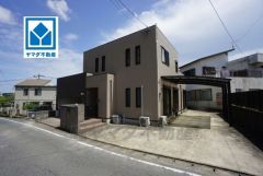 新宮東小学校徒歩2分。耐震性・耐久性の高い鉄骨造。82坪以上の広々敷地は駐車場5台可。快適でゆとりのある生活空間で新生活を始めましょう^^