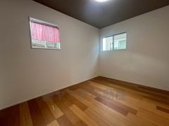 ご夫婦お二人のプライベートシーンを演出する寝室は、大容量のウォークインクローゼット付き。