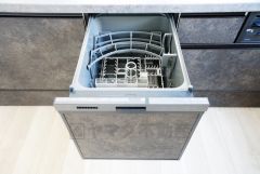 食事の後の手間を解消する食器洗い乾燥機付。冬場の洗い物で手荒れの悩みもなくなります。手洗いよりも節約できて便利。