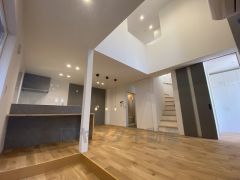 カウンターキッチンに加えて、リビング階段になっているので、お顔を合わす回数が増え、ぐっと家族の距離が縮まります。