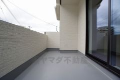 同仕様写真。陽当たりの良いバルコニーです。お洗濯やお布団干しはもちろん、日光浴スペースにも。足元は防水工事施工済です。