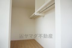同仕様写真。主寝室には大型のウォークインクローゼット付き。