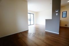 窓から光が差し込む明るいリビングダイニングです＾＾