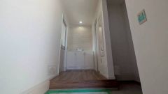 たっぷり収納できるシューズボックスです。家族全員の靴がきれいに整頓できます。棚の上にお花や写真を飾っても良いですね。