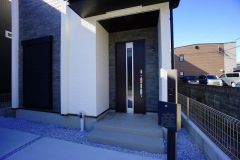 家の顔となる玄関扉がかっこいいと、たくさんの人を招き入れたくなりますね＾＾奥まって設置されており、雨にも濡れにくくなっています。