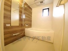 1日の疲れを癒すくつろぎのバスルーム。窓、浴室乾燥機付きで換気・雨の日の洗濯もばっちり＾＾