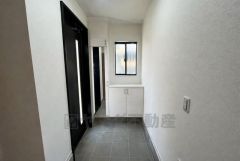 たっぷり収納できるシューズボックスです。家族全員の靴がきれいに整頓できます。棚の上にお花や写真を飾っても良いですね。