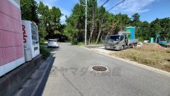 2025年9月30日撮影。広々した前面道路は、交通量も少なく小さなお子様も安心。