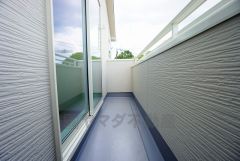 同仕様写真。陽当たりの良いバルコニーです。お洗濯やお布団干しはもちろん、日光浴スペースにも。足元は防水工事施工済です。