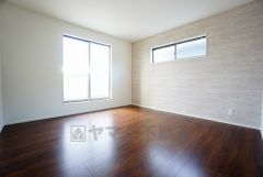 寛ぎの時間を紡ぎだす主寝室は、大型ベッドを置いても余裕の広さを確保しています。